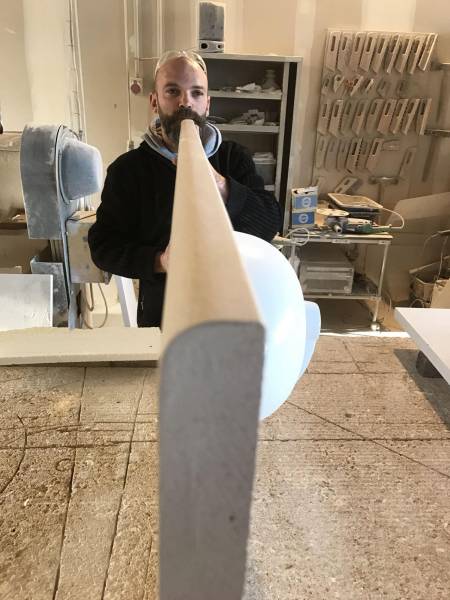 1/4 de rond sur plan vasque en pierre. Showroom sur RDV au 36 rue de Bourgogne 75007 Paris.