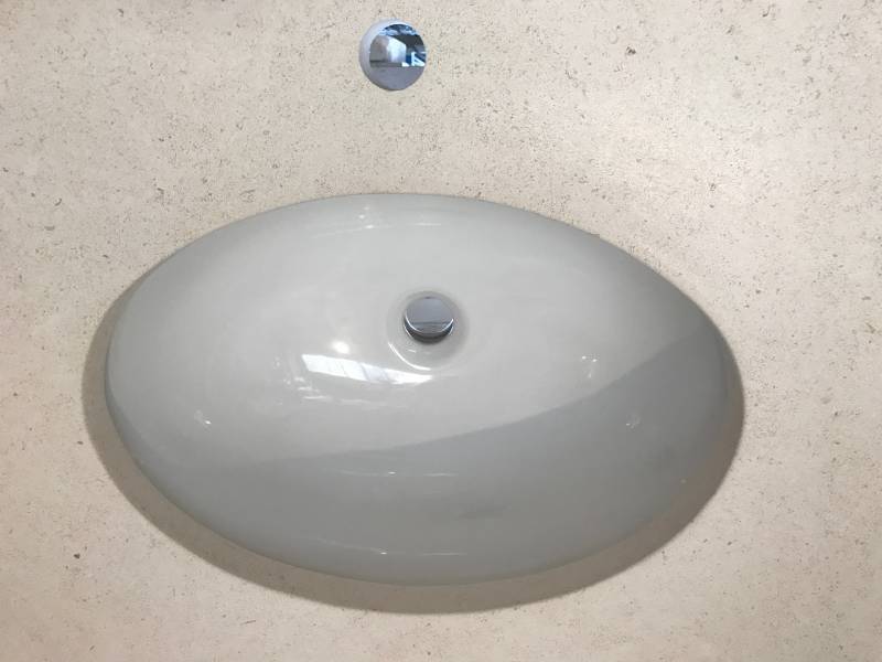 Vasque ovale collée par dessous + trou robineterie