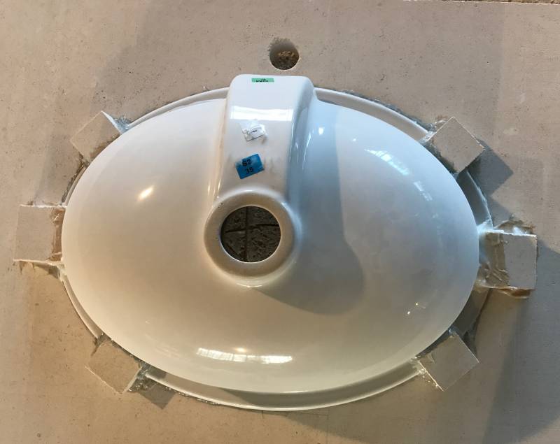 Vasque collée par dessous + cales pour solidifier