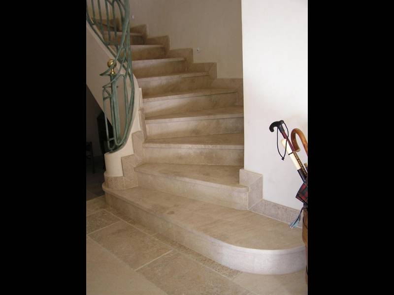Escalier en pierre de, Mougins. Pierre Naturelle au showroom de Paris : 36 rue de Bourgogne 75007 PARIS (uniquement sur RDV)