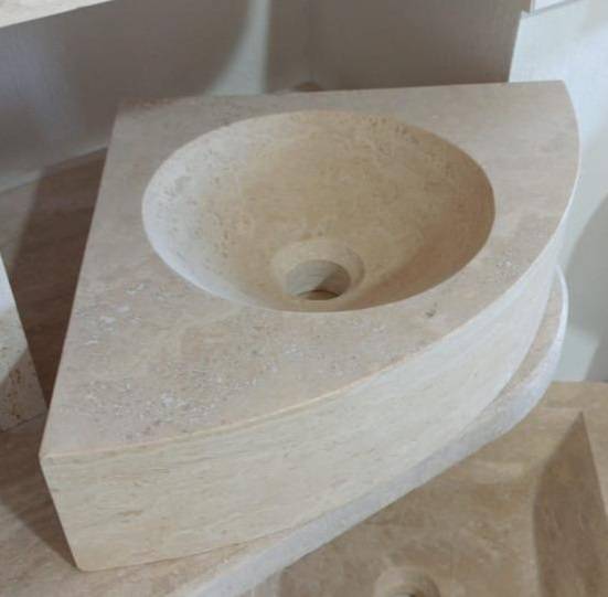Vasque d'angle en Travertin. Pierre Naturelle au showroom de Paris : 36 rue de Bourgogne 75007 PARIS (uniquement sur RDV)