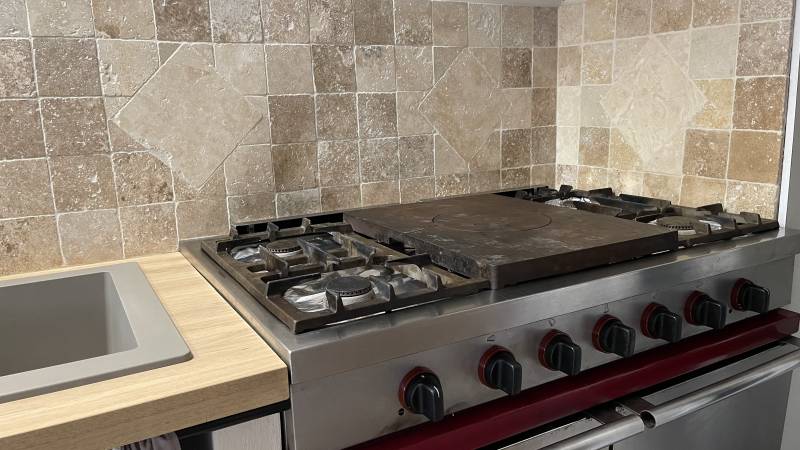 Travertin mural dans une cuisine proche Bordeaux, usine et stock en Dordogne entre Périgueux et Bergerac