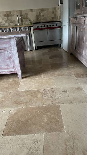 Travertin à Paris : La Pierre Naturelle pour Vos Projets de Dallage Extérieur