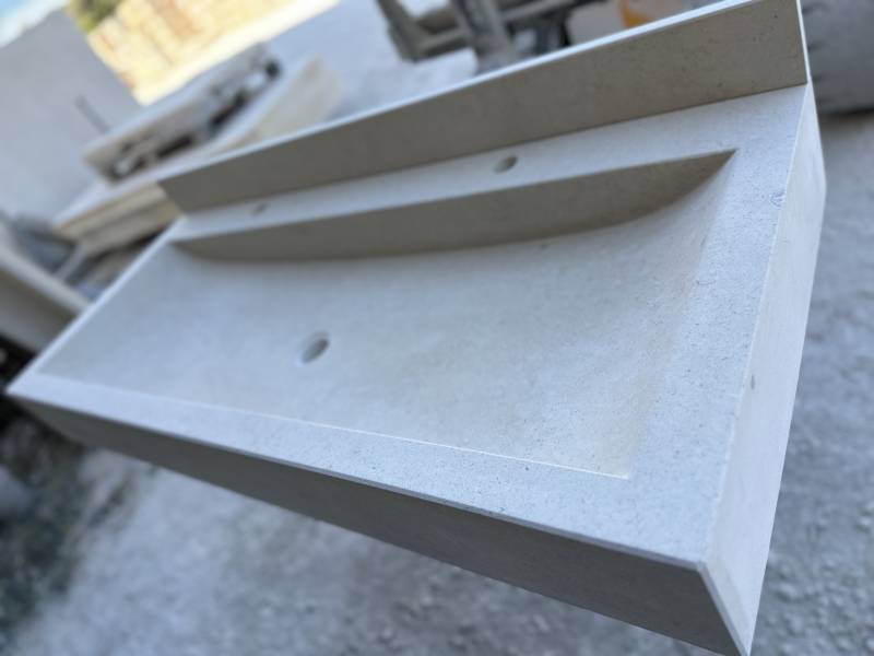 Evier pierre naturelle de France avec 1 grand bac, 2 robinets et un dosseret