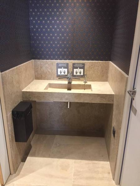 Pierre de Bourgogne AMPILLY en dallage ancien et vasque évier en pierre naturelle – Aspect patiné authentique