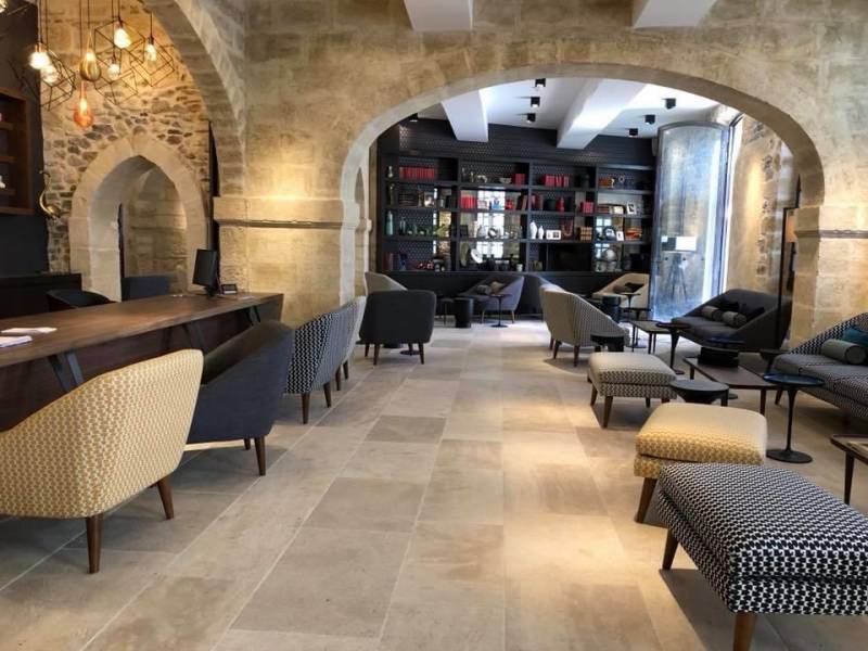 Sol en pierre naturelle finition vieillie entre NIMES et MONTPELLIER