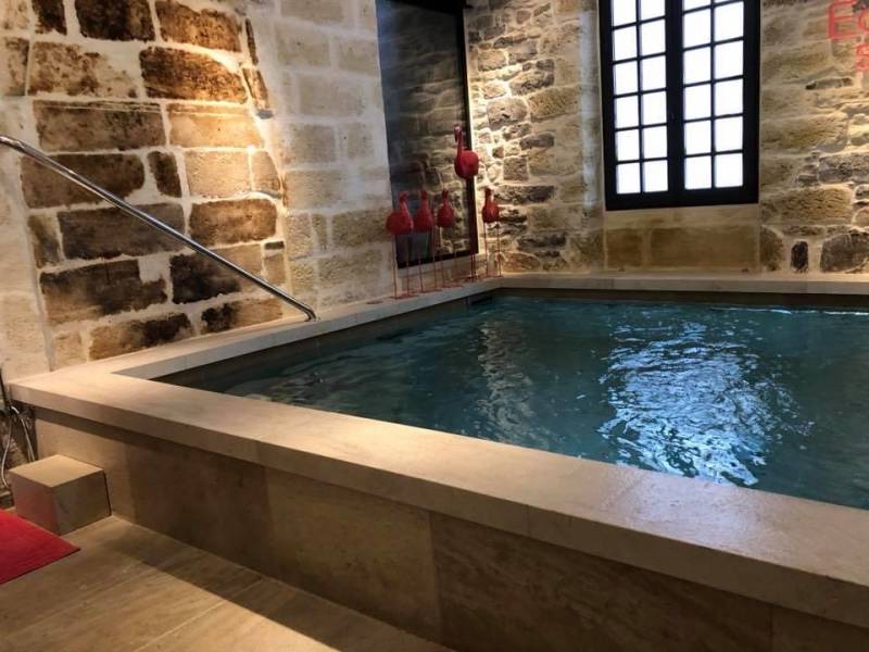 Margelle pierre naturelle de bassin spa intérieur d'hôtel