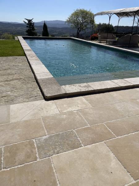 Pierres du Périgord : Sainte-Croix (Créma Luna), Montignac (Montagnac d'Auberoche) et Antica © – L’Excellence de la Pierre Naturelle