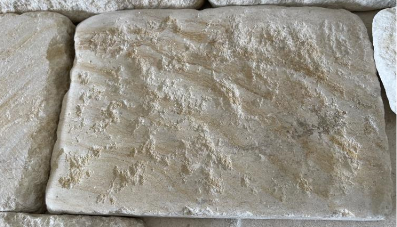 Les pavés en pierre naturelle sont un excellent choix pour embellir votre extérieur