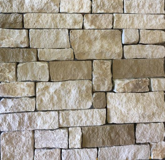 Les parements en pierre naturelle sont un excellent choix pour embellir votre intérieur