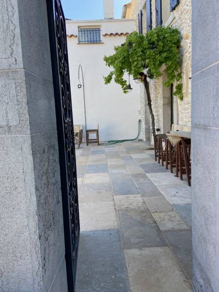 Comparaison entre la Pierre Montagnac Pierre du Périgord et le Travertin