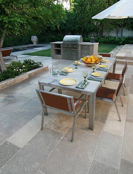 Dallage et margelle en pierre grise du Périgord, Tarascon et Apt