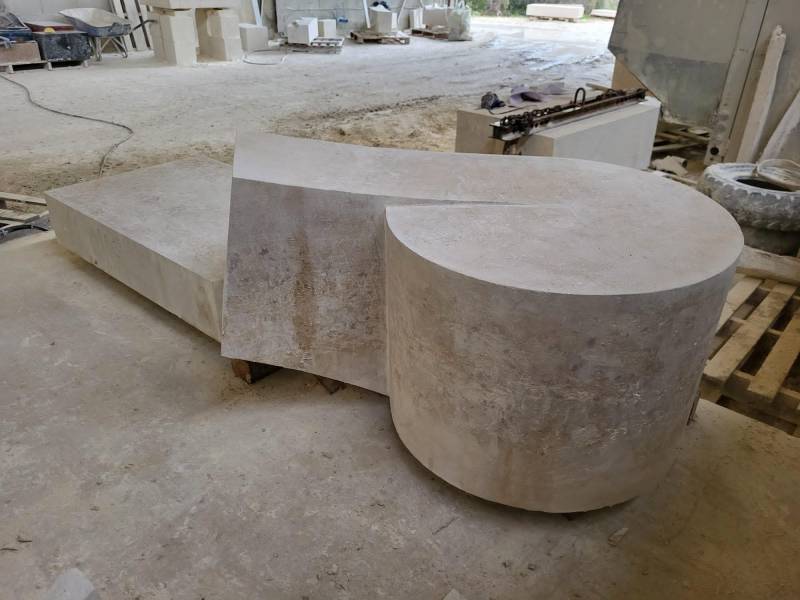 Escalier extérieur en pierre naturelle de Dordogne vers Saint Remy de Provence et Châteaurenard