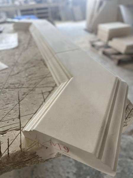 Margelle moulurée en pierre naturelle Montagnac pour piscine et bassin