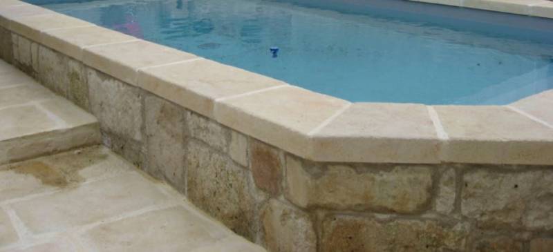 Margelle de bassin en pierre naturelle AVIGNON 84 et AIX EN PROVENCE 13