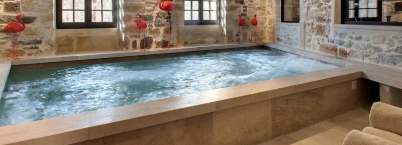 Margelle de SPA en pierre de Dordogne adoucie Montpellier entre Nîmes et Béziers