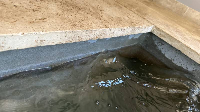 Margelle chant droit en Travertin pour Piscine et Bassin à Toulon (Var - 83).