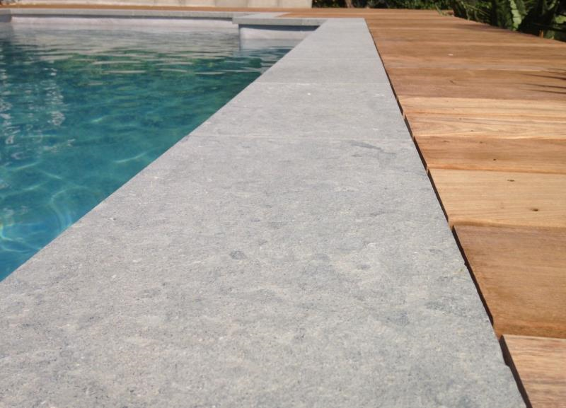 Margelle pierre naturelle grise moderne pour piscine