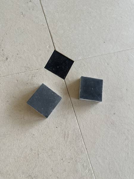 Dallage à cabochon pierre naturelle au 36 rue de Bourgogne 75007 Paris