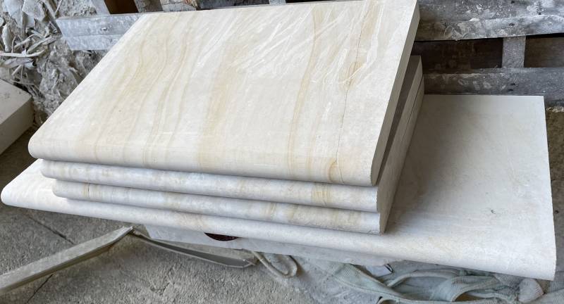 Margelle en pierre est une pierre naturelle utilisée pour habiller le bord d'une piscine ou d'un bassin.