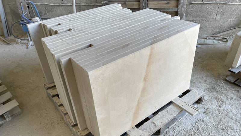 Margelle de piscine et margelle de bassin en pierre naturelle