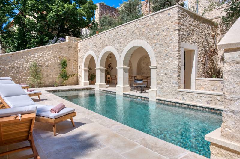 Dallage extérieur et margelle de piscine en pierre naturelle du Périgord