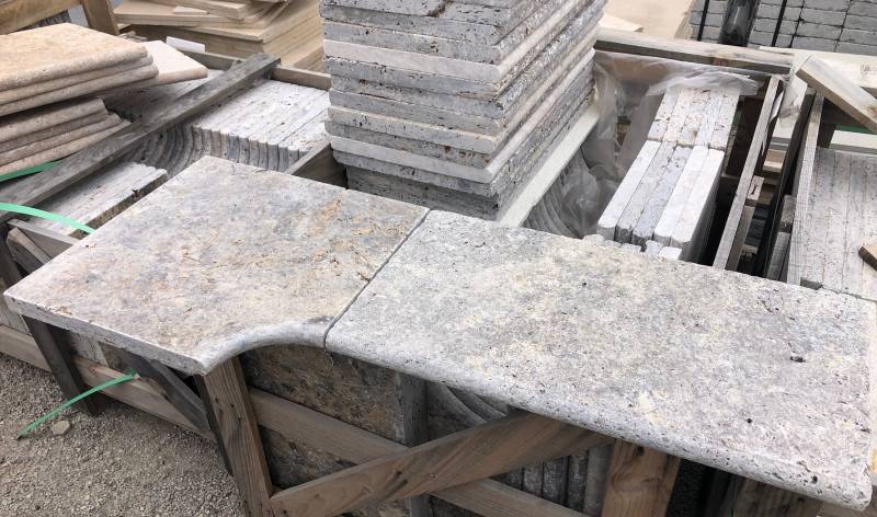 Margelle pierre naturelle TRAVERTIN GRIS SILVER pour piscine et bassin