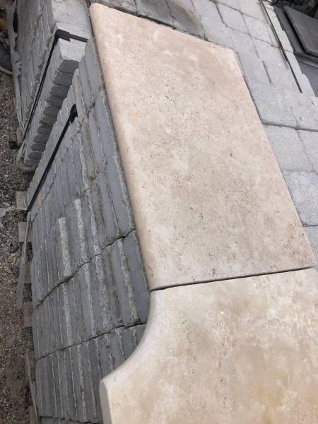 Margelles et angles de piscine sur-mesure en pierre naturelle Travertin à Montpellier