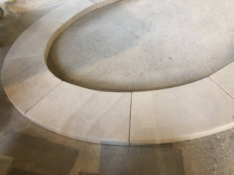 Margelle en pierre est une pierre naturelle utilisée pour habiller le bord d'une piscine ou d'un bassin.