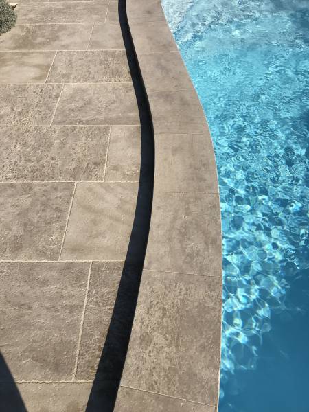 Margelle en Travertin ou en pierre de Dordogne pour piscine et bassin, réalisation UZES entre Nîmes et Alès. livraison partout en France.