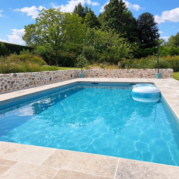 Travertin Beige Vieilli pour Terrasse à Carcassonne – Pierre Naturelle