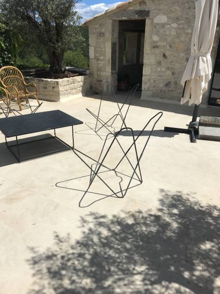 Sol contemporain en pierre naturelle Brest à Nice et de Strasbourg à BiarritzTravertin, pierre naturelle pour dallage en terrasse extérieur et plage de piscine Vaucluse Lubéron Cavaillon 84