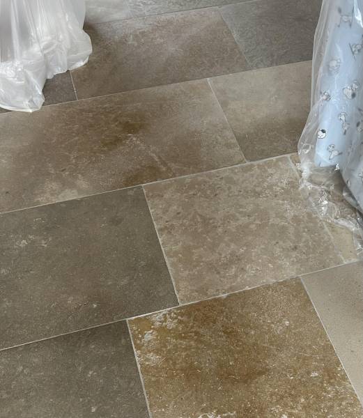 Carrelage pierre en Travertin, pierre naturelle de France et d'importation proche Uzès et Montaren dans le Gard en Occitanie