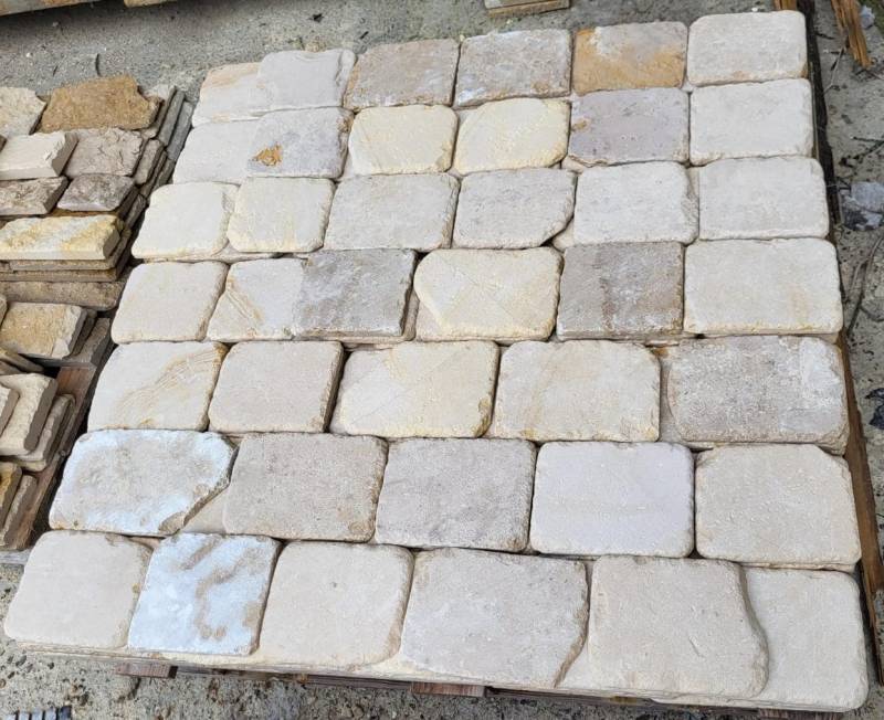 Les pavés en pierre naturelle sont un excellent choix pour embellir votre extérieur