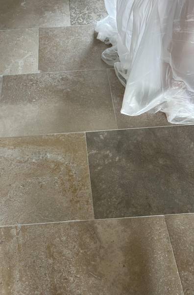 Carrelage pierre en Travertin, pierre naturelle de France et d'importation proche Uzès et Montaren dans le Gard en Occitanie