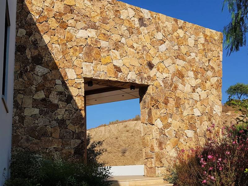 Parement en pierre naturelle d'Or pour façades intérieures et extérieures - Paris, Lyon, Bordeaux, Avignon, Corse, Nîmes, et plus encore