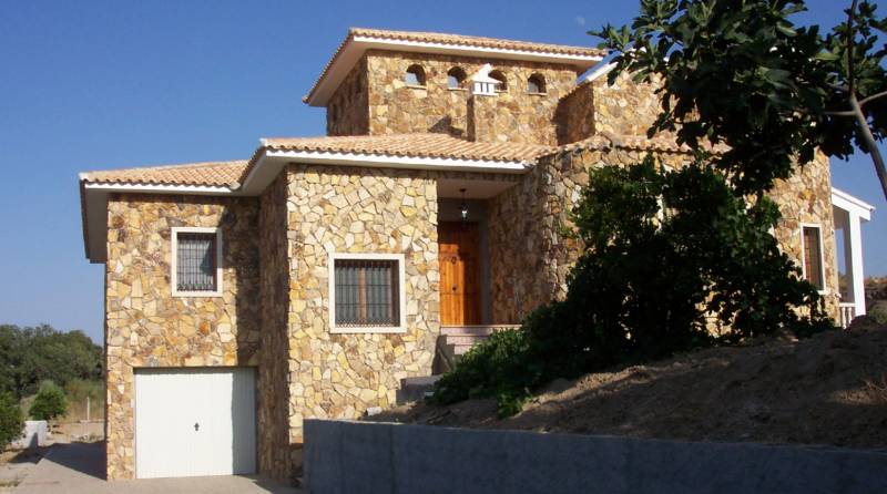 Parement pierre naturelle dorée et nuancée prêt à coller, rendu pierre sèche. Corse, Bastia, Ajaccio.