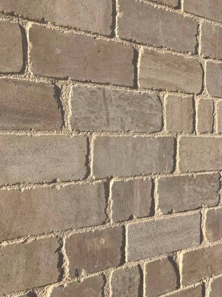 Les pavés en pierre naturelle sont un excellent choix pour embellir votre extérieur