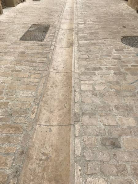 Vieux pavés d'UZES entre Montpellier et Avignon