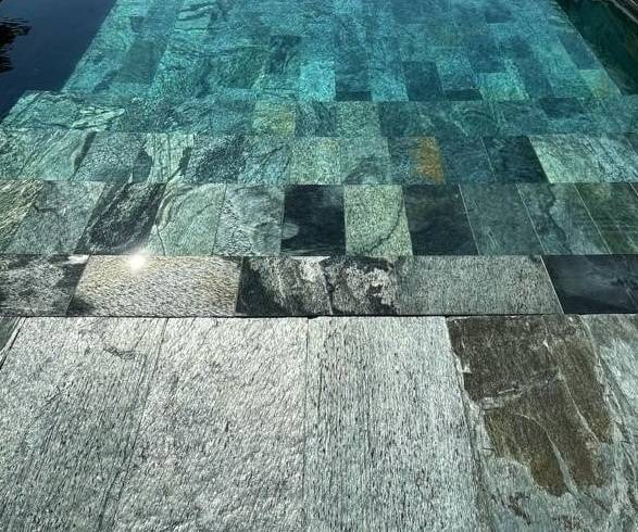 Parement et Margelle en Pierre de Bali – Élégance Naturelle et Raffinement Exotique