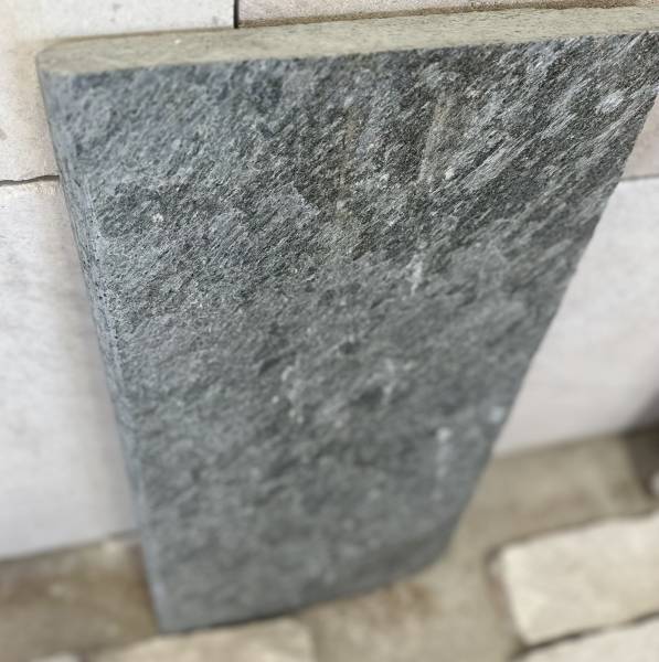 La pierre de Bali en quartzite est une option de plus en plus prisée pour les piscines grâce à ses nombreuses qualités esthétiques et fonctionnelles. Si vous envisagez de rénover votre espace piscine, voici pourquoi cette pierre naturelle pourrait être le