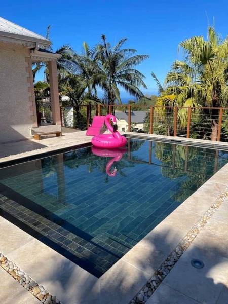 La pierre de Bali en quartzite est une option de plus en plus prisée pour les piscines grâce à ses nombreuses qualités esthétiques et fonctionnelles. Si vous envisagez de rénover votre espace piscine, voici pourquoi cette pierre naturelle pourrait être le