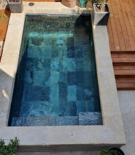 Pierre Naturelle de Bali en Quartzite – Élégance et Résistance pour Piscines et Aménagements.