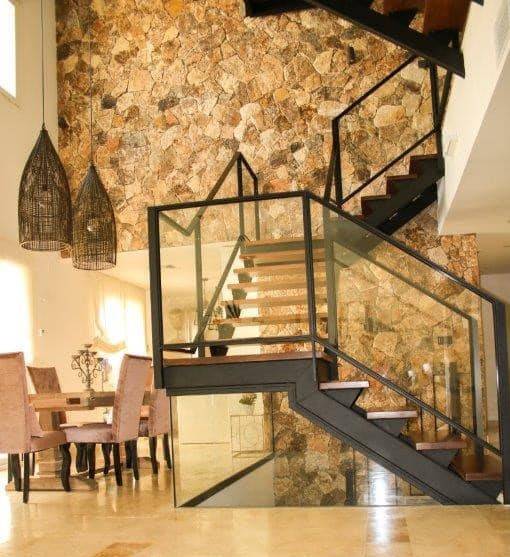 Parement pierre naturelle dorée et nuancée prêt à coller, rendu pierre sèche. Corse, Bastia, Ajaccio.