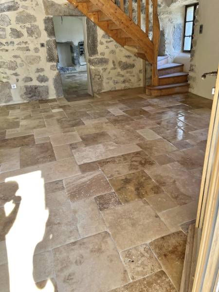 Le travertin FRANCEPIERRE allie élégance, durabilité et authenticité, faisant de chaque projet un espace raffiné et intemporel