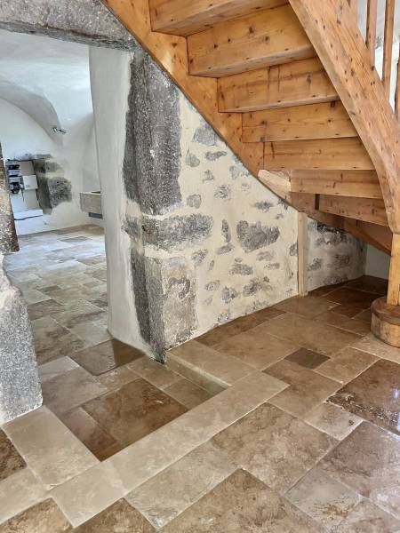 Travertin à Paris : La Pierre Naturelle pour Vos Projets de Dallage Extérieur