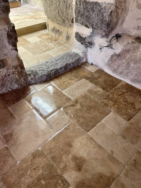 Antique de France. Pierre de Montagnac, dalle ancienne du Périgord au 36 rue de Bourgogne à Paris