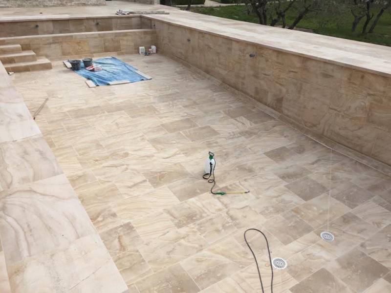 Margelle de bassin en pierre naturelle AVIGNON 84 et AIX EN PROVENCE 13