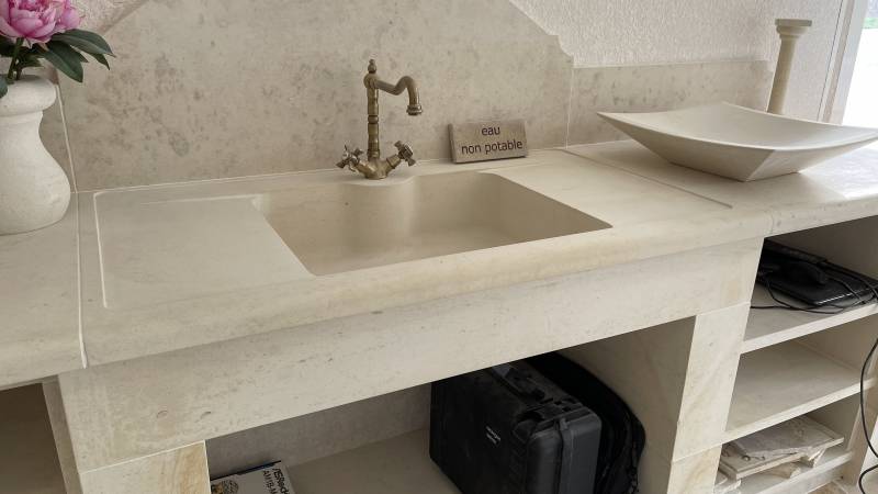Éviers timbre d'office en pierre naturelle + jambage et plan de travail