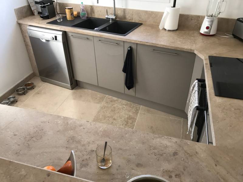 Plan de travail cuisine finition brossée, vers Avignon. Pierre Naturelle au showroom de Paris : 36 rue de Bourgogne 75007 PARIS (uniquement sur RDV)